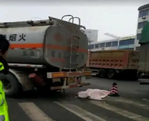 2·8长岭客车与气罐车相撞事故