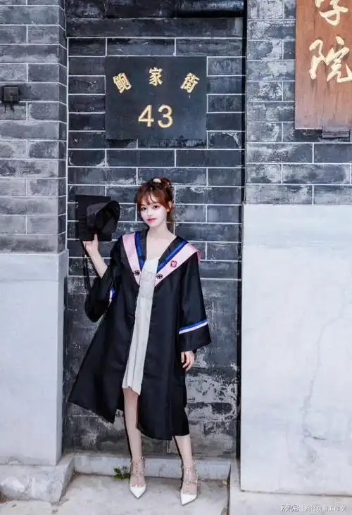 小美女黄霄云白嫩小脚穿白色尖头高跟鞋