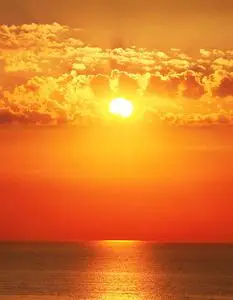 明亮的太阳从海面升起.照片