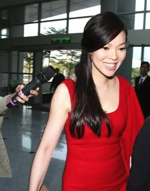 郭台铭娇妻曾馨莹秀恩爱和老公差24岁依然甜美无间打算拼四胎