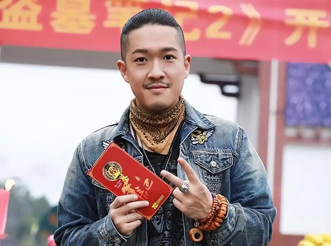 张丰毅儿子近照曝光,变身帅气男神,与父亲,母亲的关系揭秘