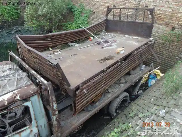的拖斗居然还在,并被放置在了主机车厢上,也算保持了一个完整的品相吧