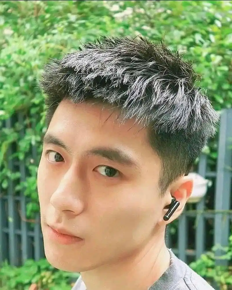 每当夏日炎炎,寸头成了男生们的救星,我看到的不仅仅是发型的悲化