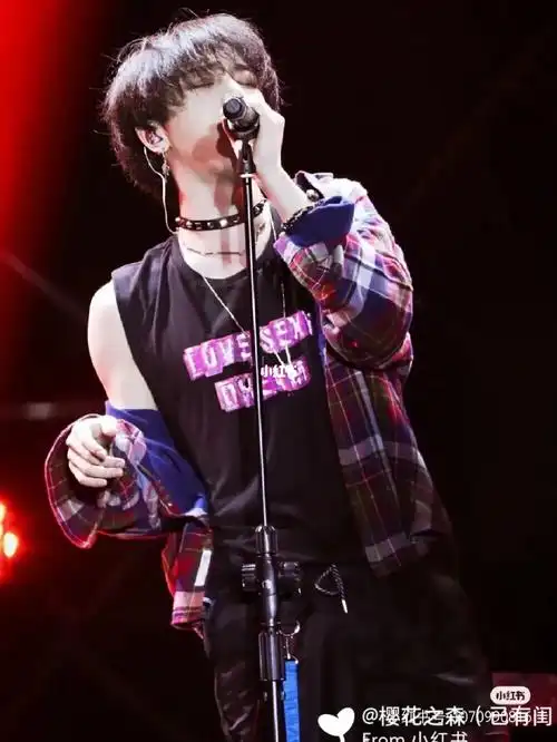 大哥这撩人的动作,发型,喉结,还有第三张……#宝藏男孩华晨宇  #全