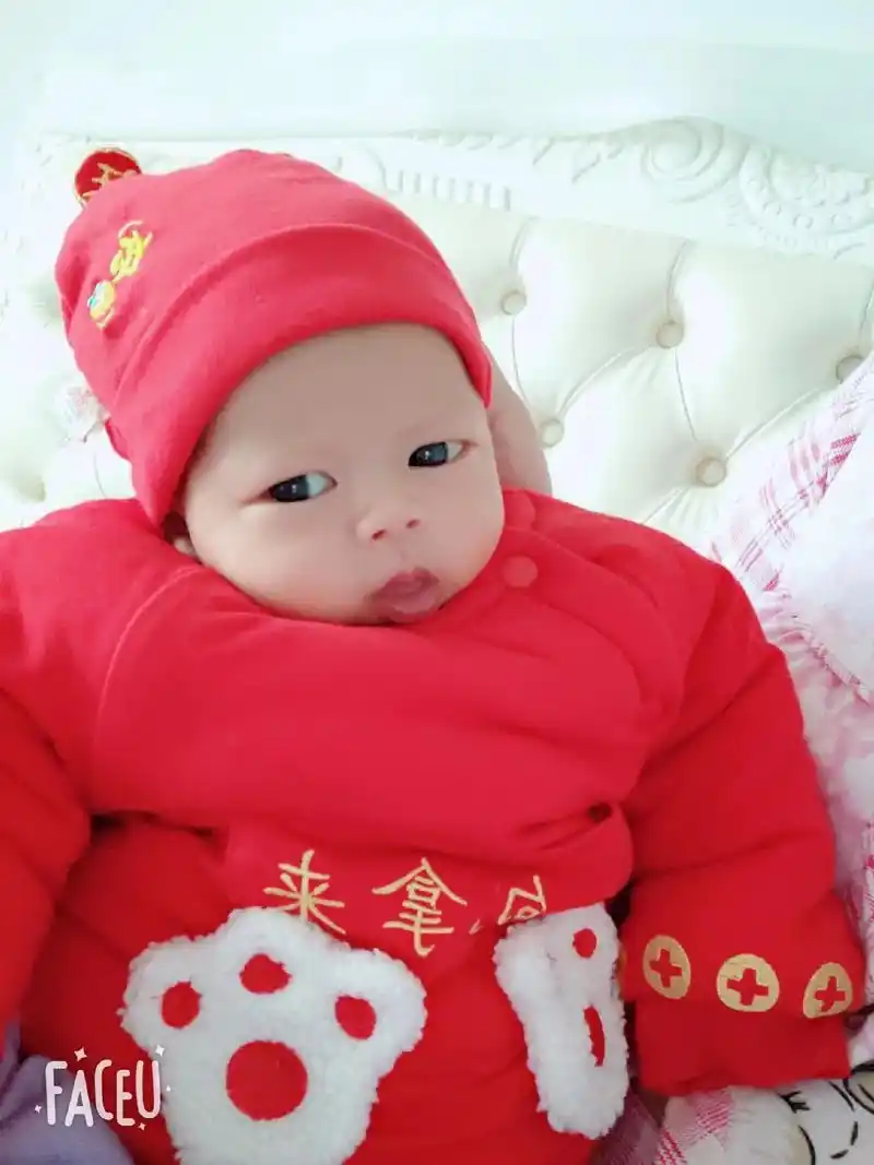 宝宝一百天啦,愿你睡的像只可爱的小猪猪,愿你每天吃饱睡好心情 - 抖