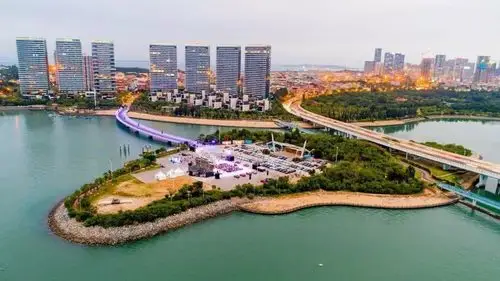 湾区,在周边高级社区的灯光映衬下,山海之间的五缘湾音乐岛熠熠生辉