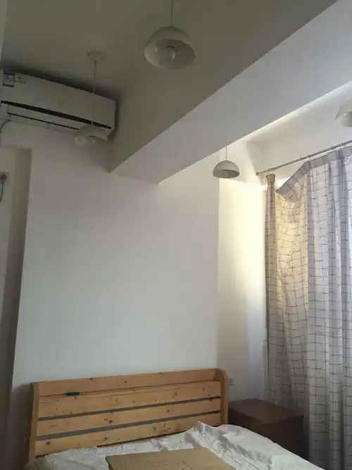 这属于床上有梁,挡气运吧