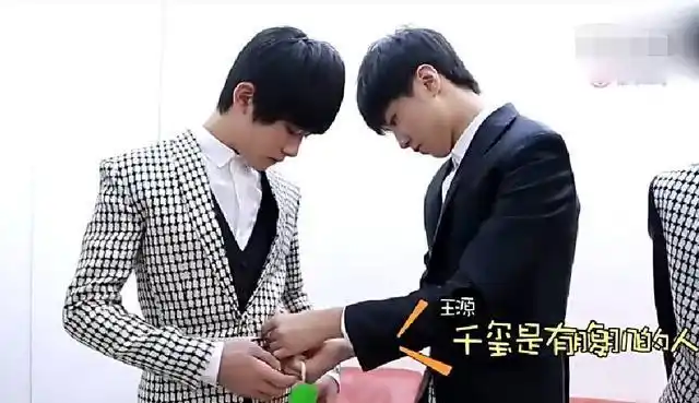 腰围63(蔡徐坤和王俊凯的合照)