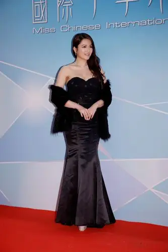 36岁苟芸慧一袭高贵晚礼裙网友太美了一身福气