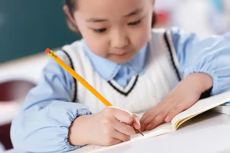 纠正孩子的写字姿势,家长和老师需耐心引导 孩子的写字姿势对于字迹的