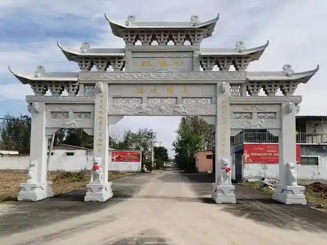 农村村口石牌坊三门五楼的经典样式,外观雄伟大气