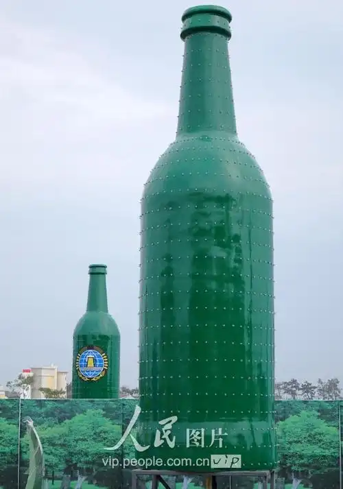 近百个大型装饰啤酒瓶亮相金沙滩啤酒城
