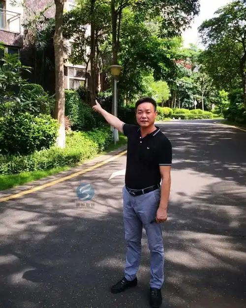 险些命丧工地富顺男子从泥水工变身建筑公司老总带领家乡父老