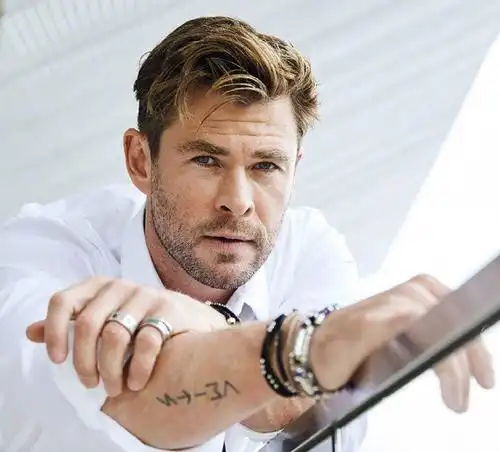 演员背后的心酸:拍复联4被当成小棕熊,出道是为了替父母还房贷_索尔