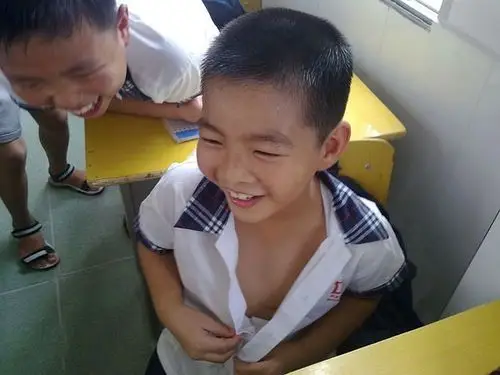 在课堂上脱衣服的小混蛋,我很温和的冲上去,拍了一张.