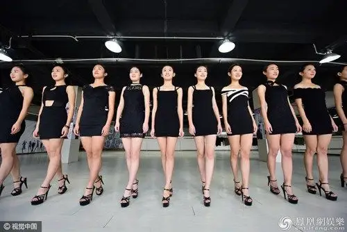 艺考生零下2度上演比基尼秀展现自信笑容