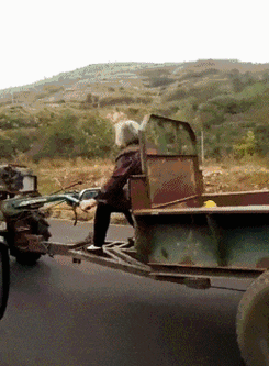 是真爱!不让打伞就算了,别让伞上的水滴身上啊!