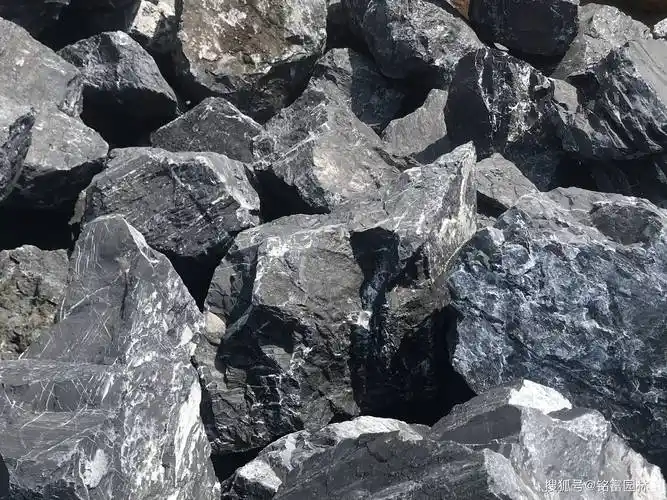 黑山石风景石材,黑山石草坪点缀石头,假山搭建黑石图片_景观_设计