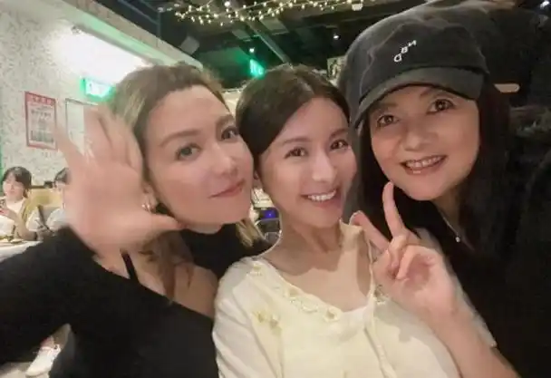 现年51岁的朱茵2012年嫁乐队beyond成员黄贯中,同年诞下女儿黄莺(叉烧