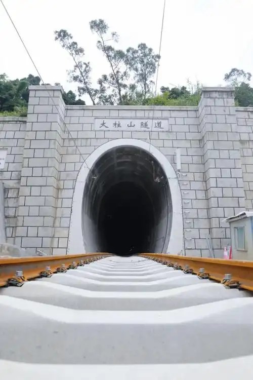 保山这段145公里的隧道足足修建了12年