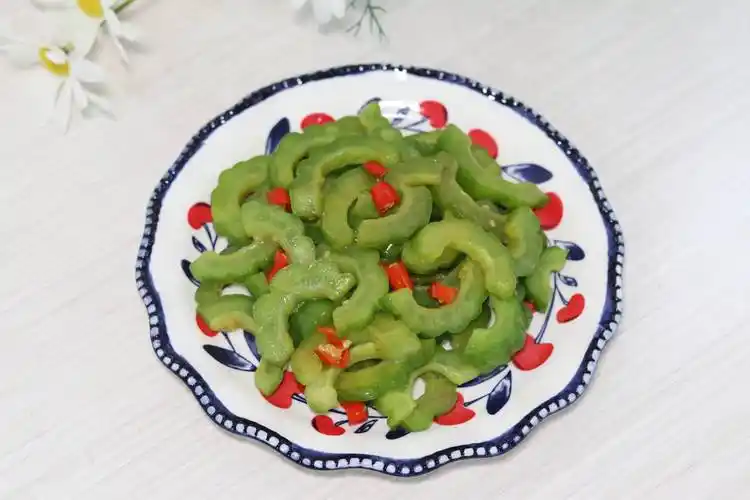 《夏日清新之选:清炒苦瓜的美味与养生》_口感_清香_佳肴