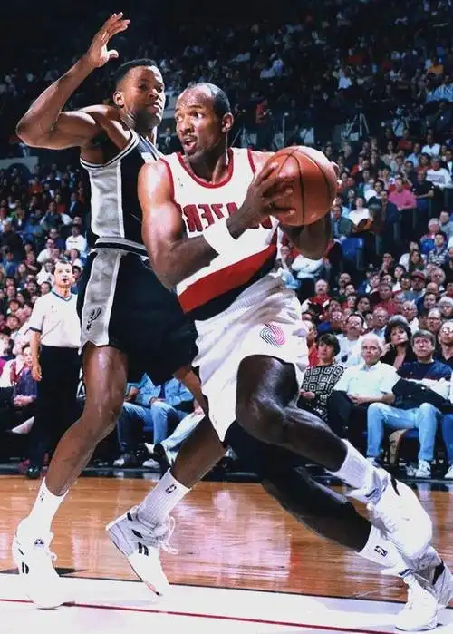 克莱德·德雷克斯勒:从开拓者到火箭的传奇岁月