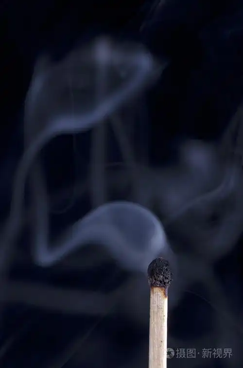 燃尽的火柴烟气中