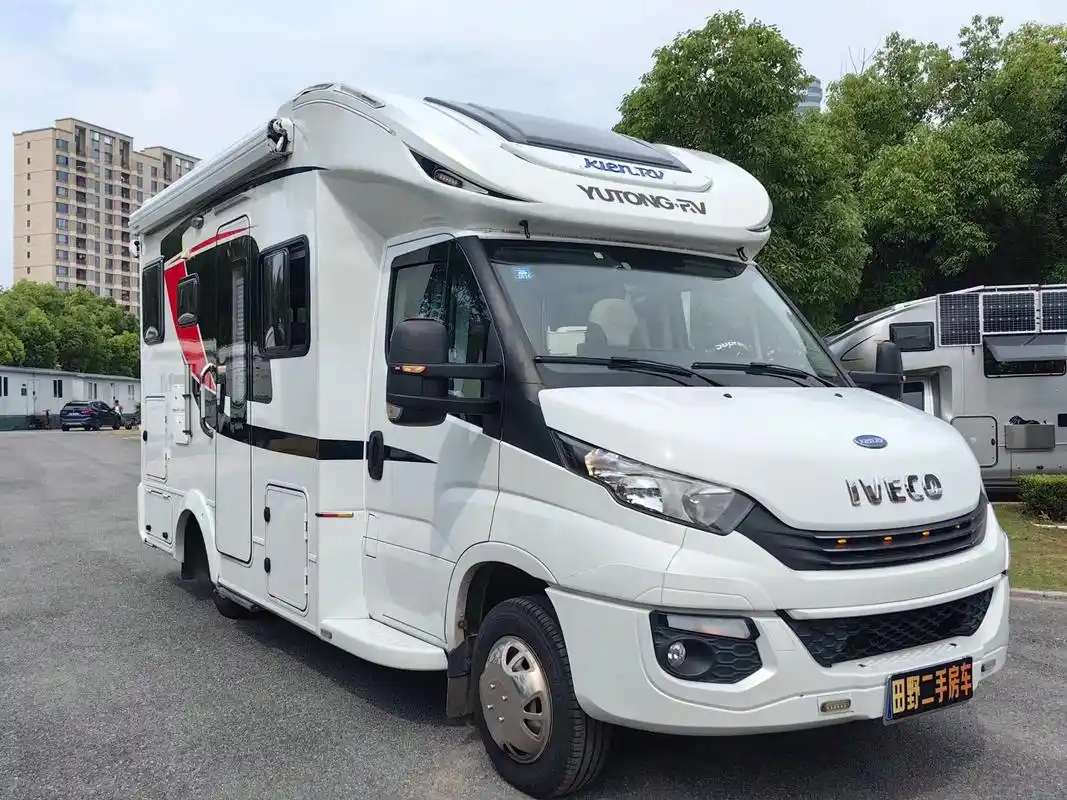 宇通房车进口依维柯底盘后拓小额头 .