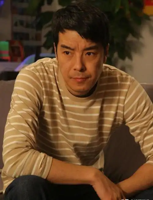 海一天童星出道43岁因许大茂一夜成名娶圈外娇妻很幸福