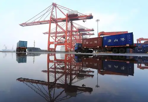 4月16日,一艘轮船靠泊在唐山港京唐港区集装箱码头装载货物(无人机