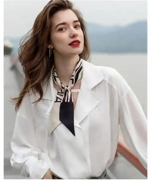 丝巾才是白衬衫打开的正确方式