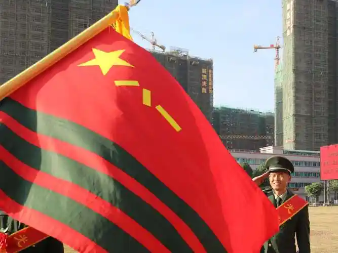 向武警部队旗敬礼,退役士兵用饱含深情的目光注视着这面承载着自己