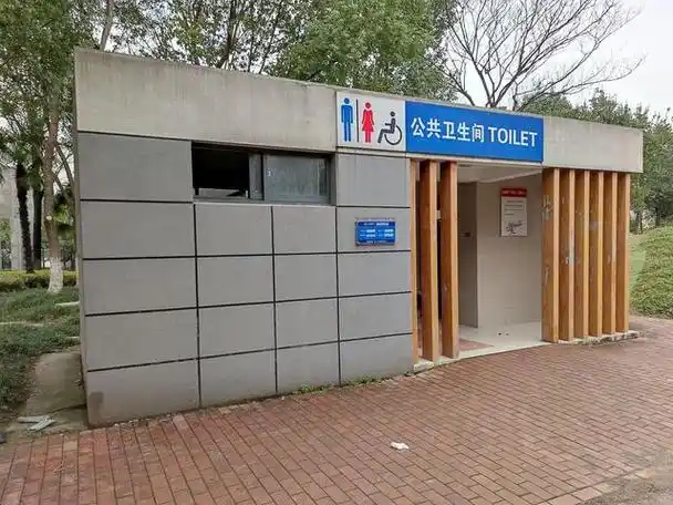 21世纪,公共厕所四处可见,也有很多人有在外面上厕所的经历.