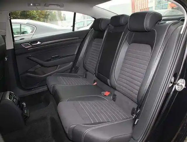 轿车后座中间凸起 汽车后座为什么中间凸起