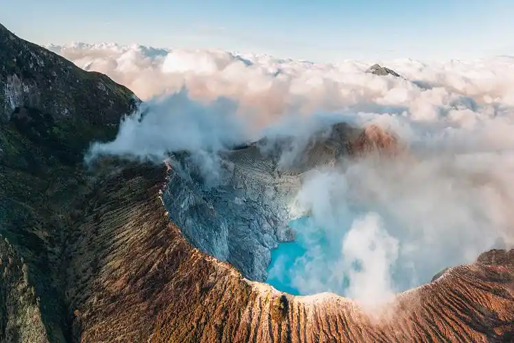 从印度尼西亚爪哇岛的伊真火山口俯瞰图片下载