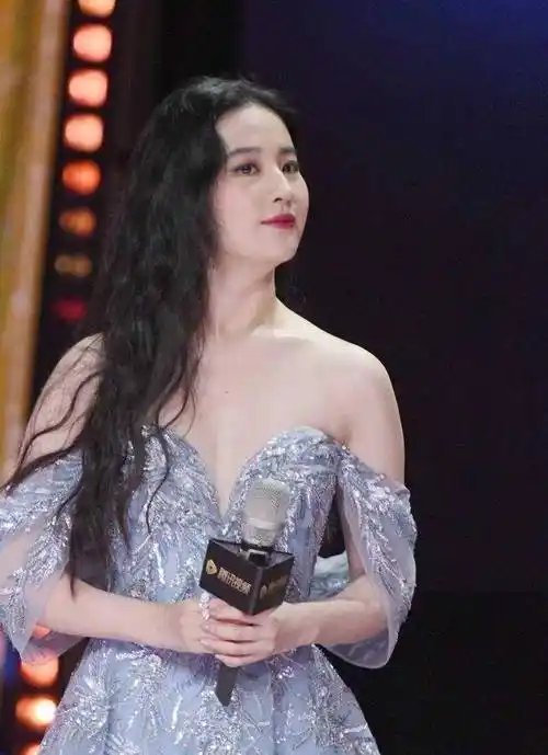 刘亦菲活动怼脸拍生图,穿露肩裙斜方肌粗大,颈纹,圆脸太显老_连衣裙