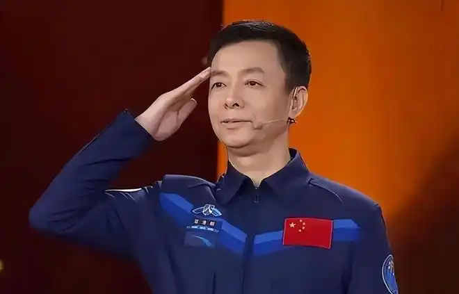 56岁征战太空备份近25年邓清明终转正