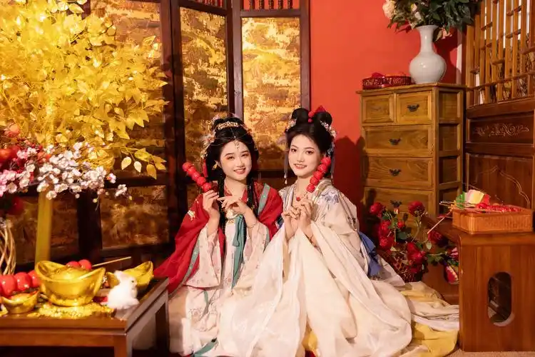 一套汉服闺蜜写真只要几百米