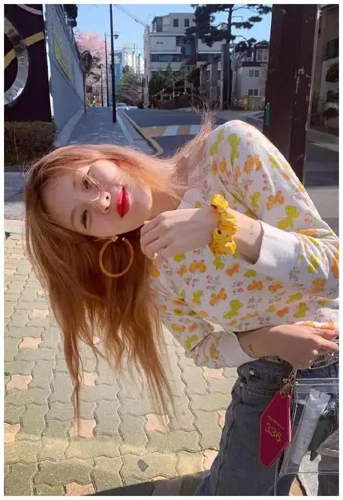 金泫雅晒歪头杀自拍女神还真就是活泼可爱这头歪的很清新靓丽