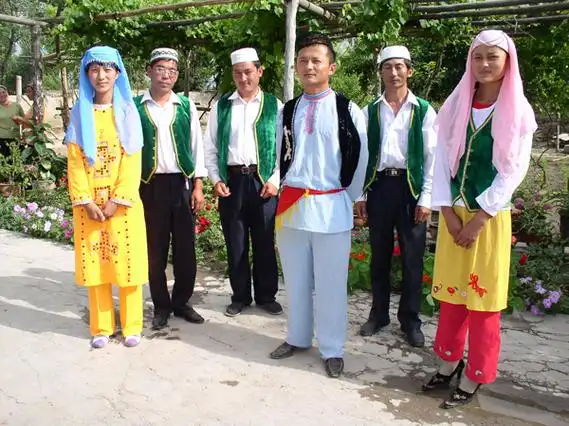 新疆伊犁撒拉族服饰(老铁 摄影)撒拉族人口相对较少,集中居住在甘,青