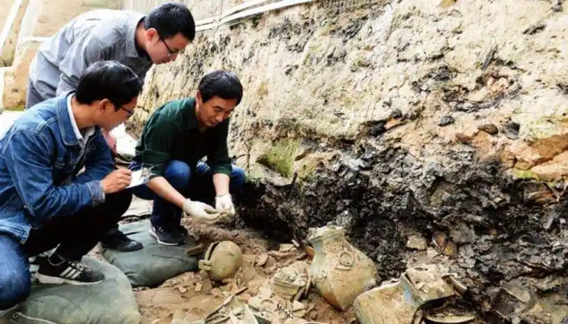 考古队发掘光绪墓,一名军医爬进皇后棺材取文物,爬出后呕吐不止_因为