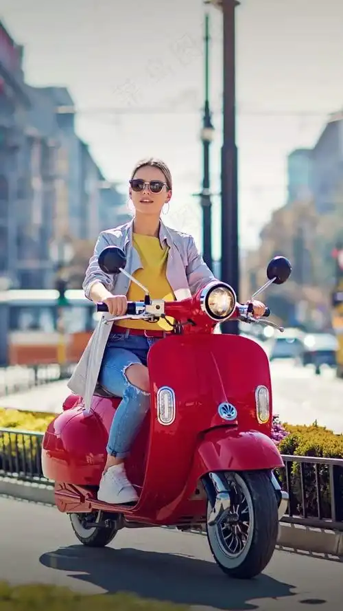 骑电动车的外国美女高清摄影图片 - 菜鸟图库