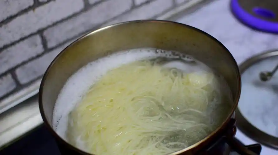 煮面条别再等开水下锅了,难怪煮的不好吃,这才是正确做法