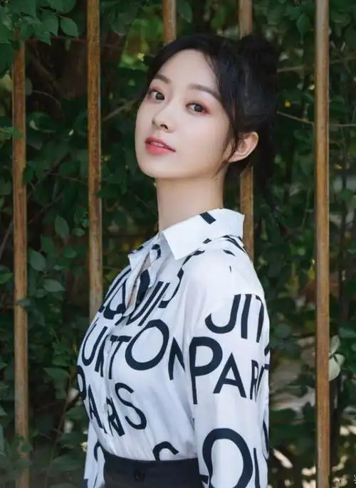 她是《第二次也很美》里的心机王蕾,戏外清甜可