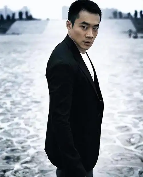 演员"武松"丁海峰曝光:在美国树林砍柴烤肉,美国豪宅尽显气派