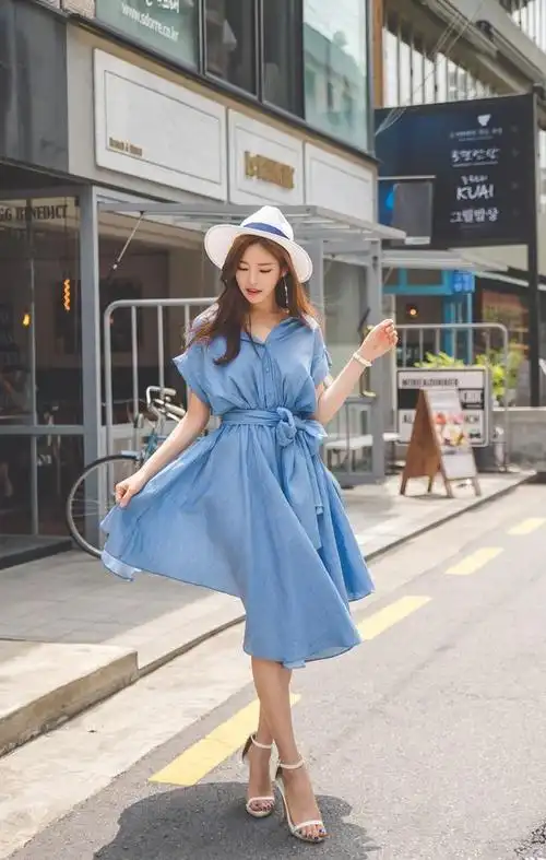 朴正允时尚穿搭:浅牛仔蓝休闲连衣裙