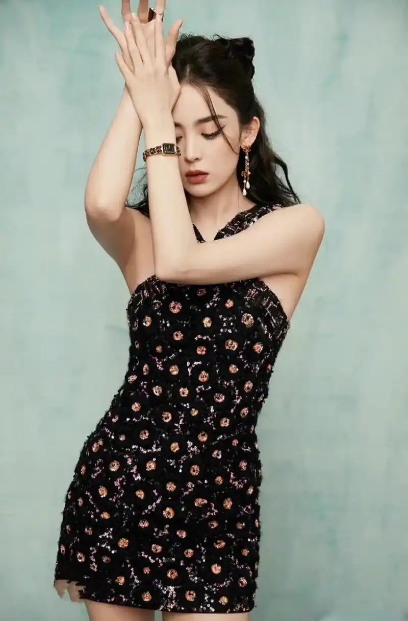 古力娜扎同款私服穿搭,身着chanel刺绣真丝薄纱连衣裙,外 - 抖音