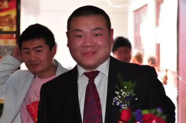 岳云鹏外甥德云社演员李筱奎深夜晒婚纱照正式官宣结婚喜讯