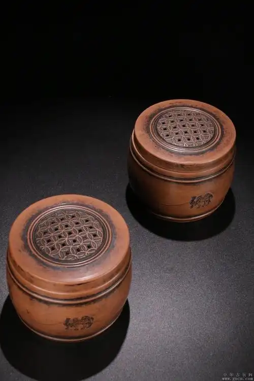 【旧藏,老紫砂蛐蛐罐一对】