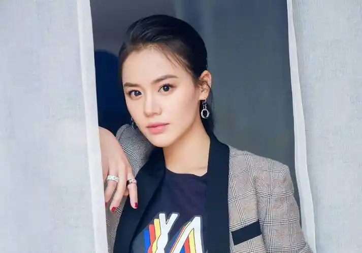 网曝马思纯在英国待产近照曝光身材臃肿男友一直陪在身边